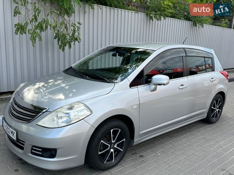 Nissan TIIDA 2011
