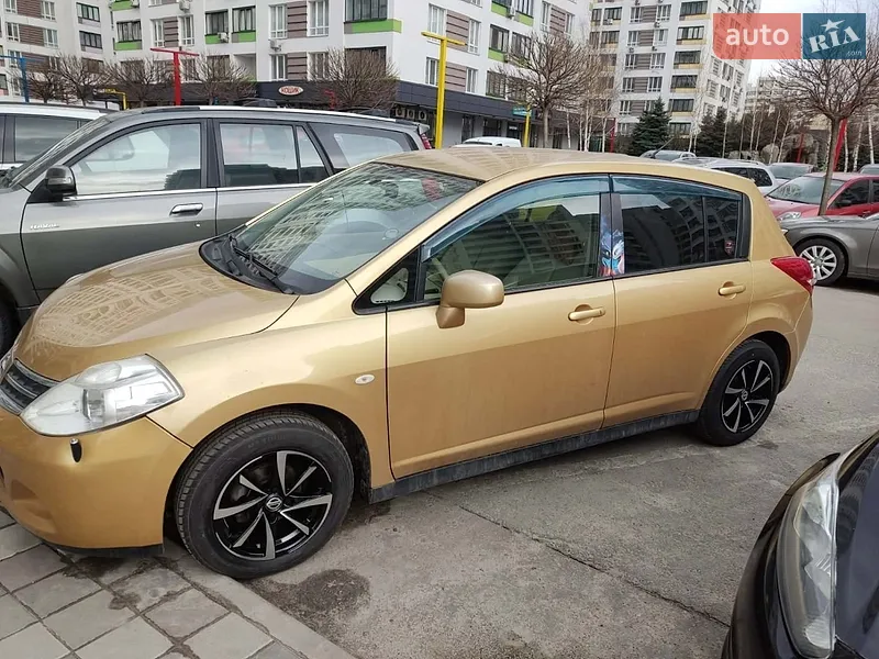 Nissan TIIDA 2011