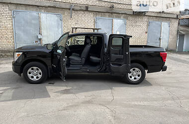 Пикап Nissan Titan 2017 в 