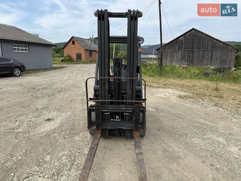 Вилочный погрузчик Nissan UD 2004 в Тячеве