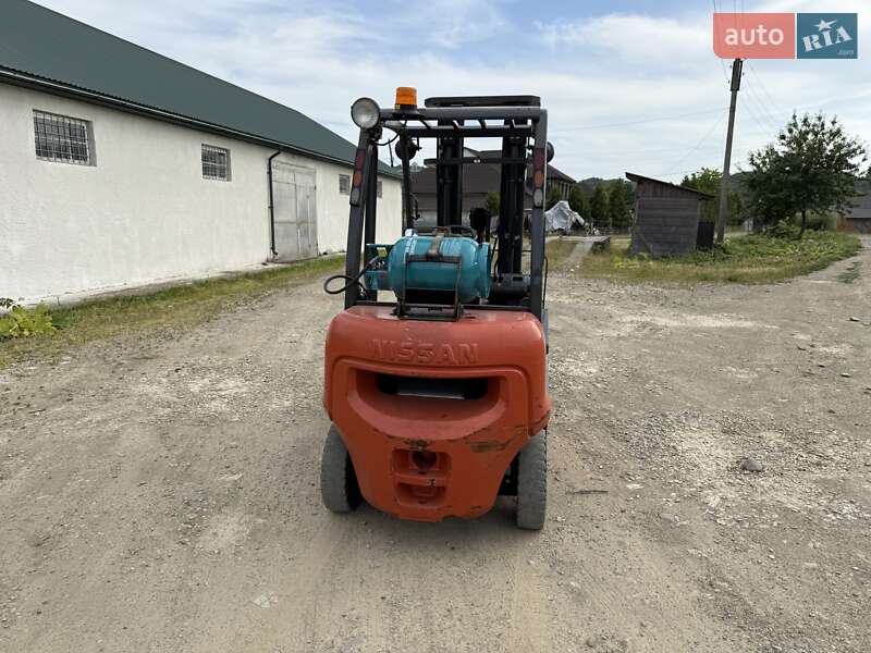 Вилочный погрузчик Nissan UD 2004 в Тячеве