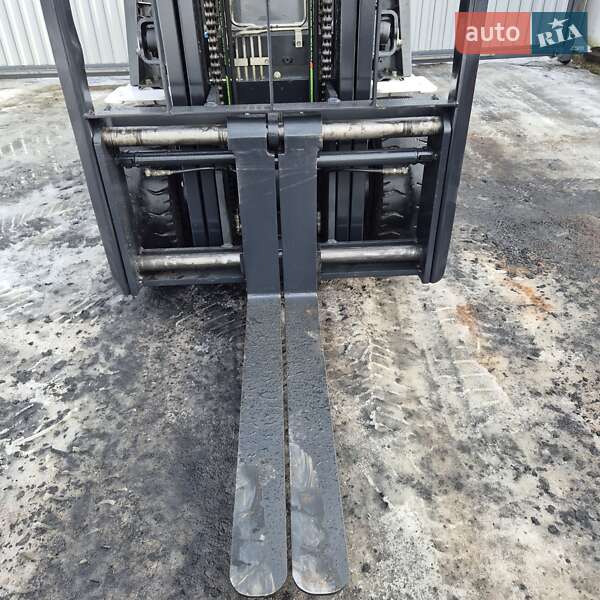 Вилочный погрузчик Nissan UGD 2012 в Пустомытах