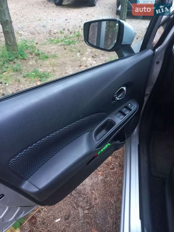 Седан Nissan Versa 2016 в Вышгороде