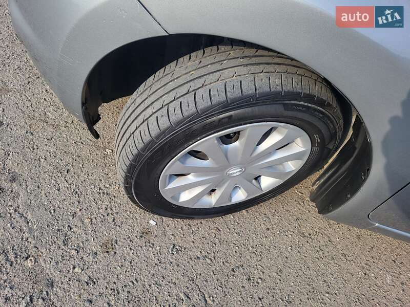 Седан Nissan Versa 2014 в Хмельницькому