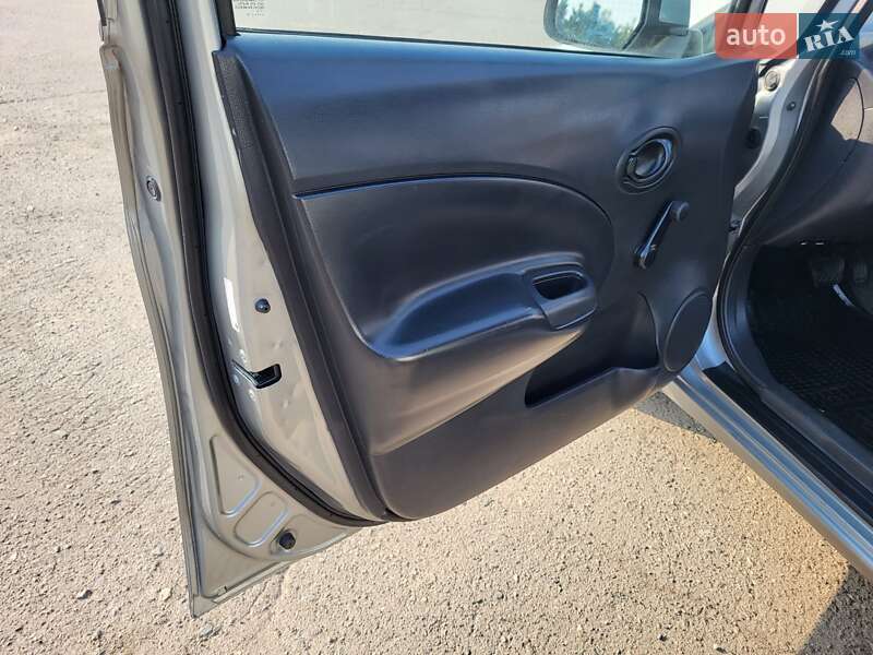 Седан Nissan Versa 2014 в Хмельницькому