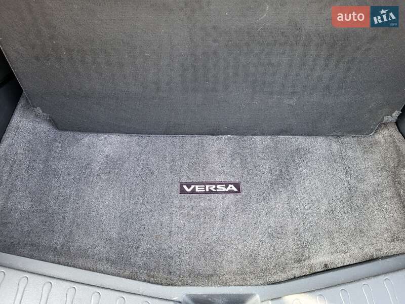 Седан Nissan Versa 2014 в Хмельницькому