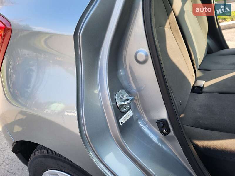 Седан Nissan Versa 2014 в Хмельницькому