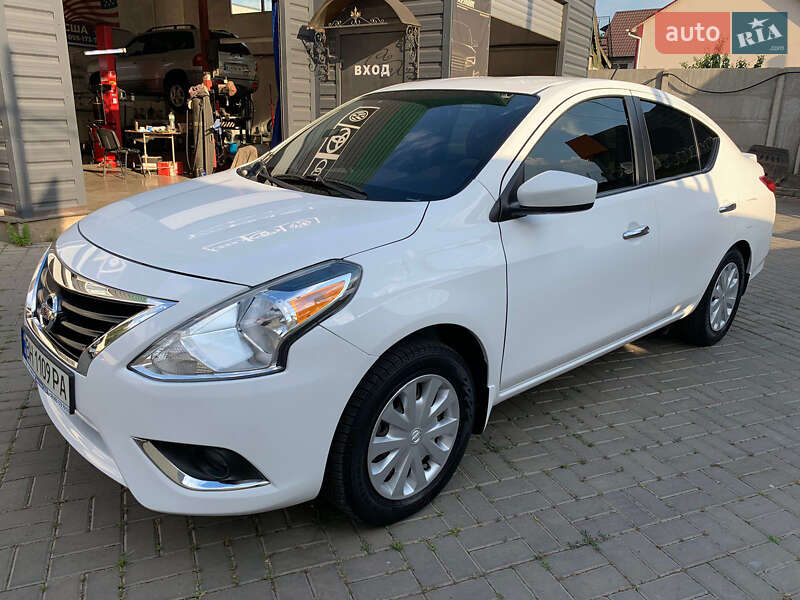 Седан Nissan Versa 2016 в Одесі