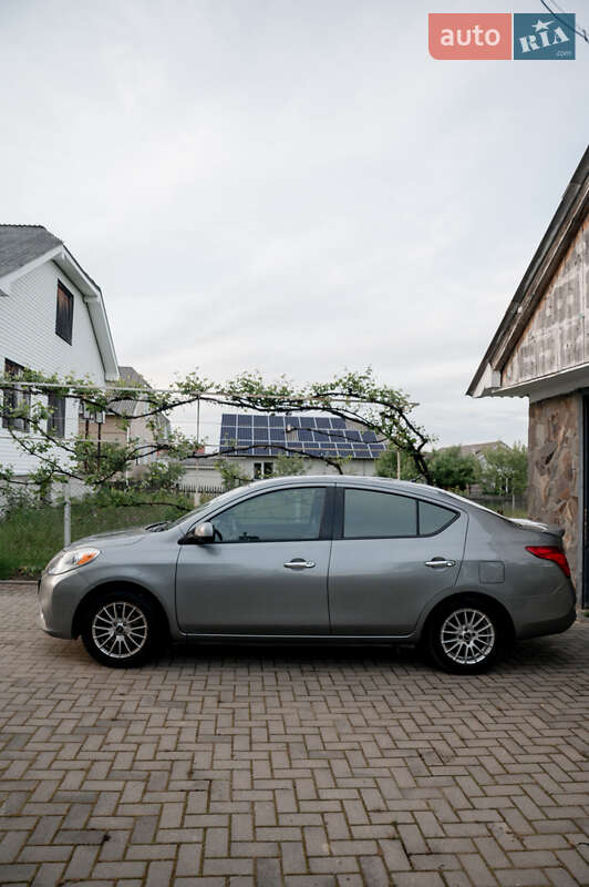 Седан Nissan Versa 2014 в Ивано-Франковске