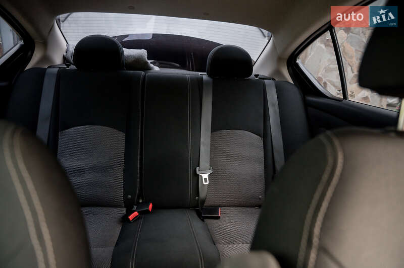 Седан Nissan Versa 2014 в Ивано-Франковске