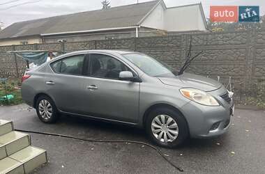 Седан Nissan Versa 2013 в Синельниковому