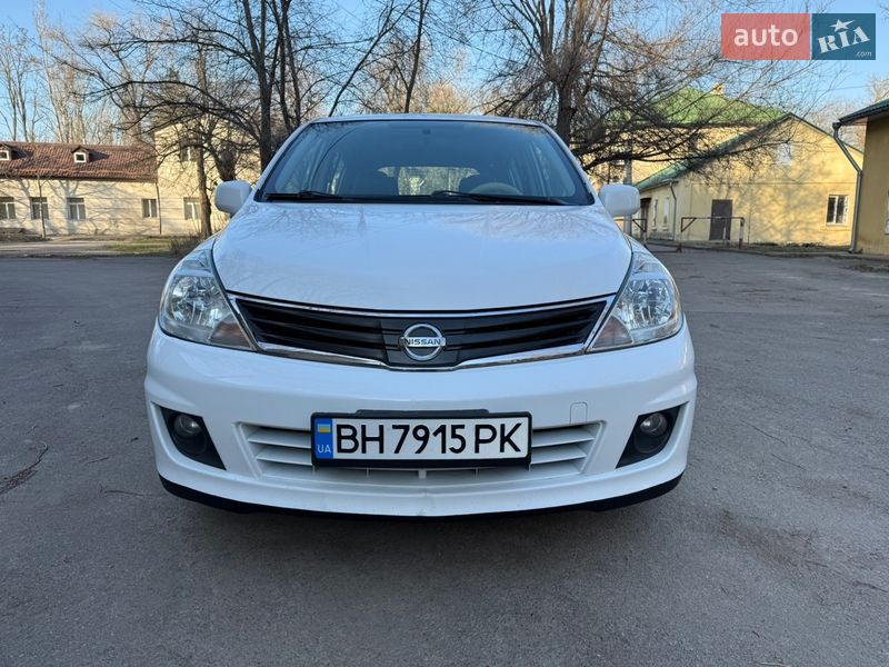 Хэтчбек Nissan Versa 2010 в Одессе