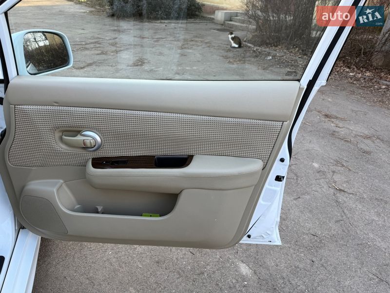 Хэтчбек Nissan Versa 2010 в Одессе