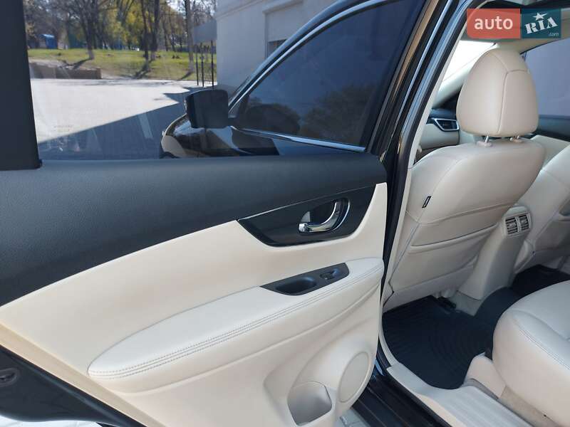 Внедорожник / Кроссовер Nissan X-Trail 2016 в Львове