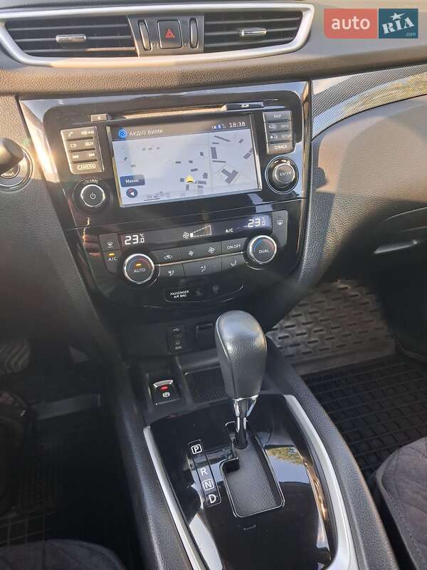 Внедорожник / Кроссовер Nissan X-Trail 2016 в Братском