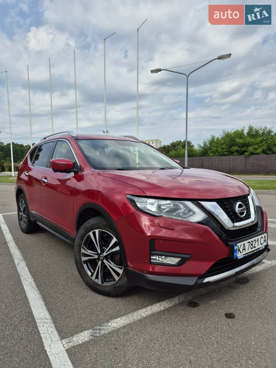 Власне офіційне авто вже 2018 модельного року після ресталінгу, в ІДЕАЛЬНОМУ стані, без єдиного підкрасу, всі системи працюють бездоганно. Справедлива та адекватна до ринку та стану ціна. Щойно пройшла обслуговування: замінено всі мастила та фільтри, свічи накалу та лямбда - бери та користуйся. Один із самих надійних двигунів: тяговитий і дуже економний. Варіатор у відмінному стані: кожні 40 т.км заміна мастила, не стартую і не ганяю. До 90 т. км - на офіційному обслуговуванні. Не битий не царапаний, бронеплівка, встановлено металічний захист двигуна, поміняні щітки склоочисників, новий акумулятор. Гарна "музика" від BOSE: 8 динаміків + сабвуфер. Перед топова версія - все, що необхідно для комфортої експлуатації: 4 камери (360), датчик паркування, електро привід дверей багажника, панорамний люк, навігація, презентабельні диски, "бардачок" та підстаканники з охолодженням, обємне багажне відділення, підігрів сидінь, посадка задніх сидінь "амфітеатр" з регулюємою задньою спинкою, місткий багажник, датчик сліпих зон, дощу та світла, бортовий компютер і багато чого іншого. Бережна експлуатаці. Повний набір ключів. Люба перевірка. Відповім на ваші питання. Залишитеся задоволеними. В подарунок - коплект задніх тормозних колодок.