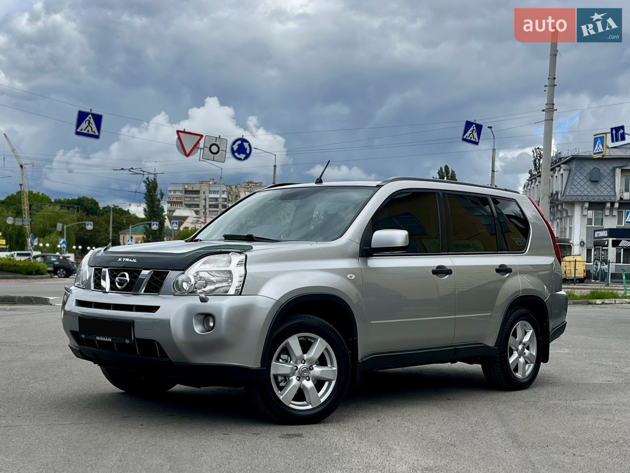 Офіційний. 
Повний привід.
Двигун самий звичайний простий атмосферний 2.5 (без турбін, компресорів, прямих вприсків і тому подібного)
Газ+бензин. Газ вписаний в техпаспорт.
Працює однаково добре як на бензині, так і на газу. 
Мотор та коробка у відмінному стані. 
Панорама, підігрів сидінь, круїз, мультруль, датчики світла, дощу, складаємі дзеркала, фаркоп, два ключа.

За гроші адекватний торг біля авто. 
Можливий обмін з вашою доплатою. На обмін дорожче. 