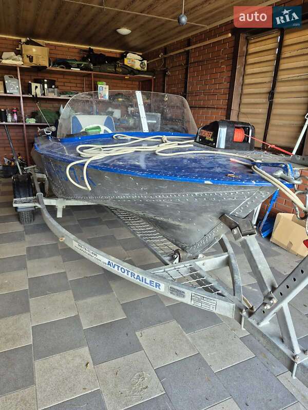 Лодка Обь М 1977 в Черновцах