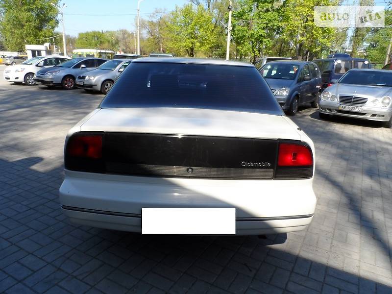 Седан Oldsmobile Cutlass 1993 в Днепре