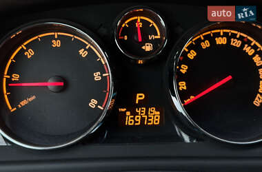 Позашляховик / Кросовер Opel Antara 2012 в 