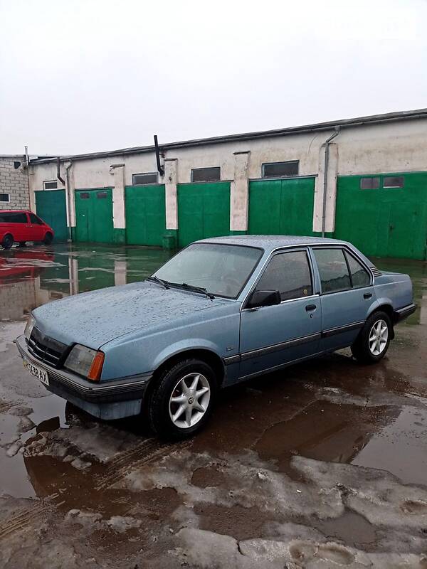 Седан Opel Ascona 1986 в Нововолынске