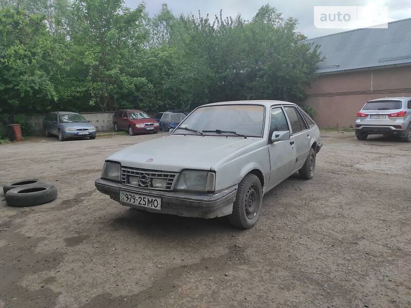 Ліфтбек Opel Ascona 1985 в Івано-Франківську