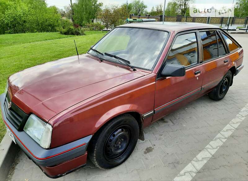 Хэтчбек Opel Ascona 1988 в 
