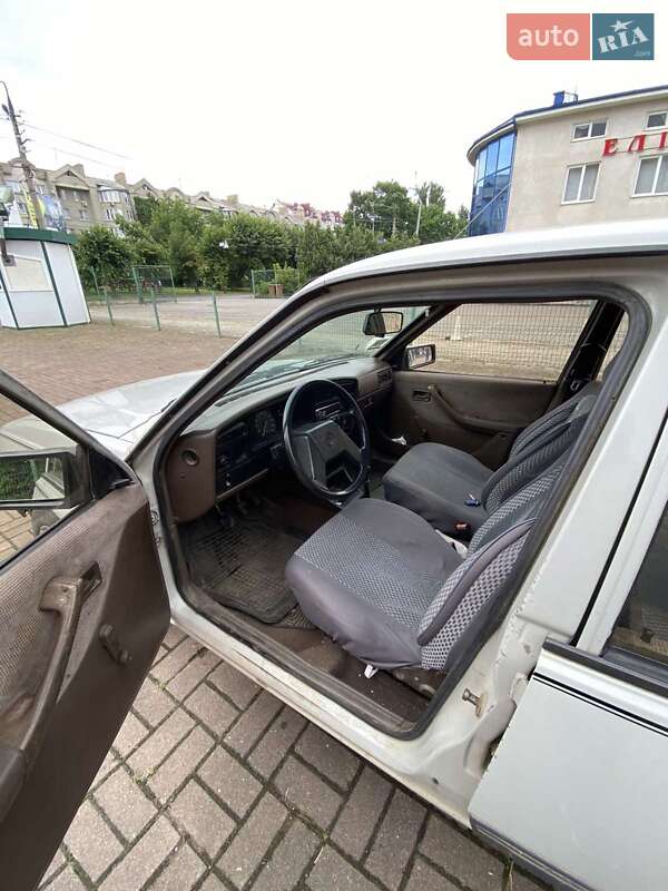 Седан Opel Ascona 1987 в Черновцах