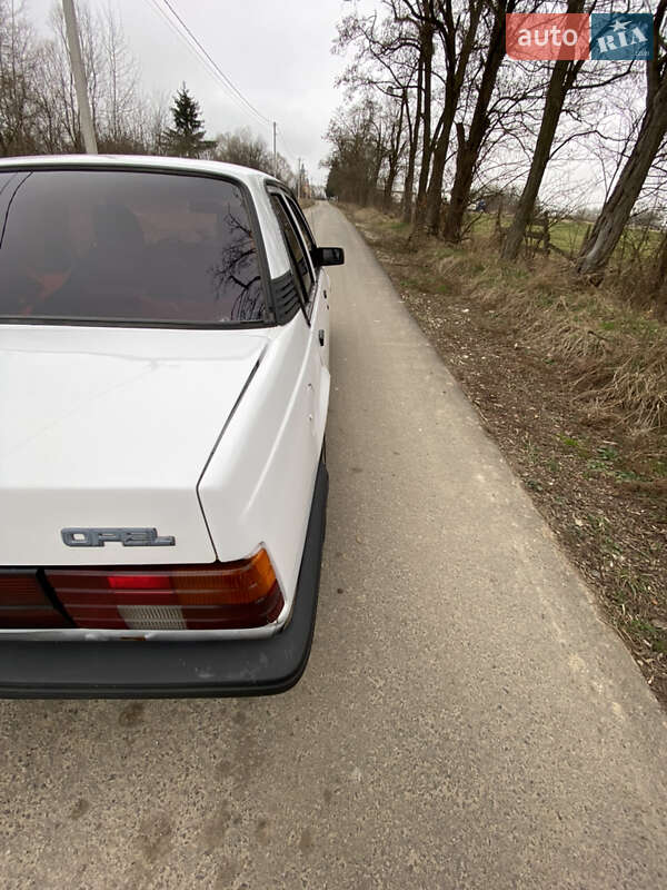 Седан Opel Ascona 1988 в Ивано-Франковске