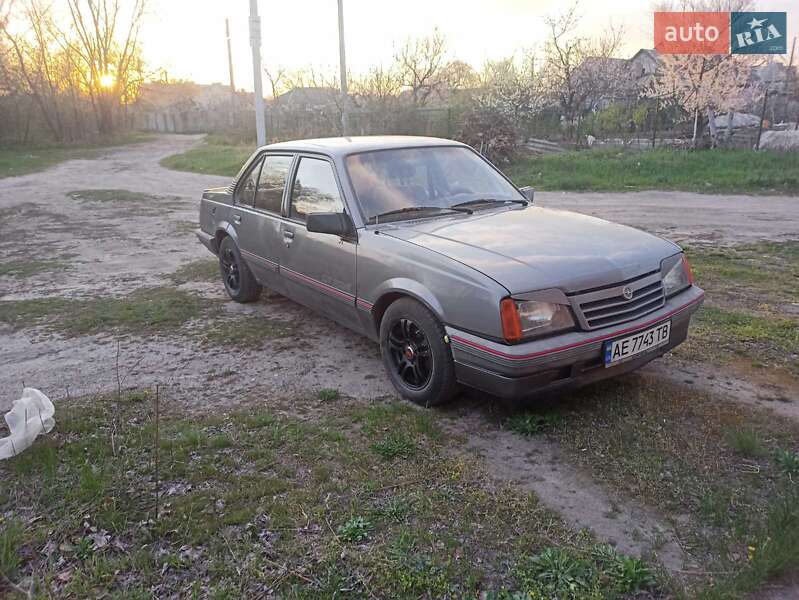 Седан Opel Ascona 1986 в Днепре