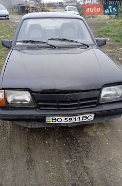 Седан Opel Ascona 1988 в Монастыриске