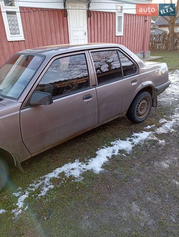Седан Opel Ascona 1986 в Косове