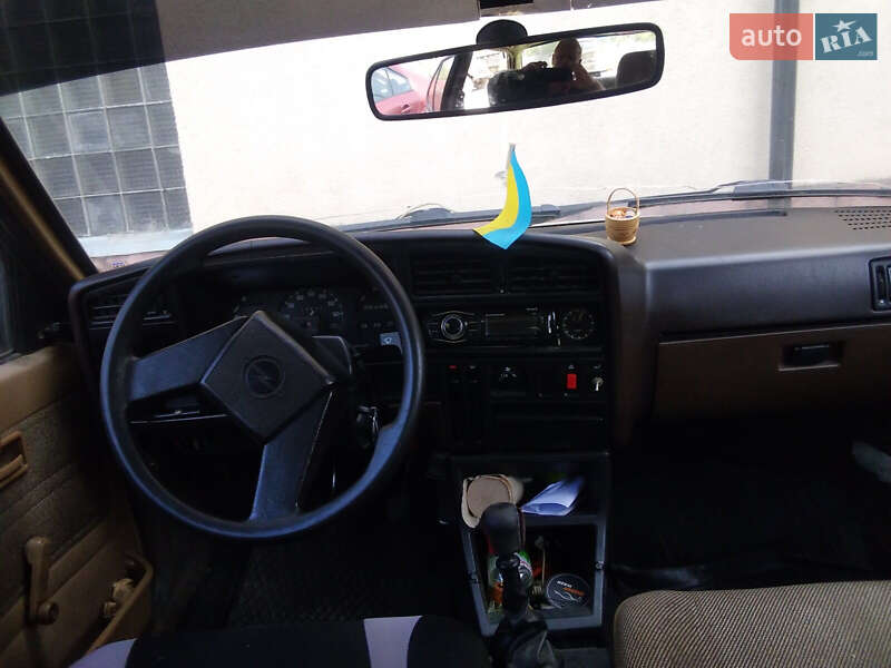 Седан Opel Ascona 1987 в Львове