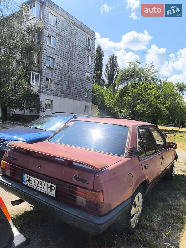 Седан Opel Ascona 1987 в Киеве