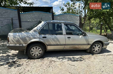 Седан Opel Ascona 1988 в Клевани