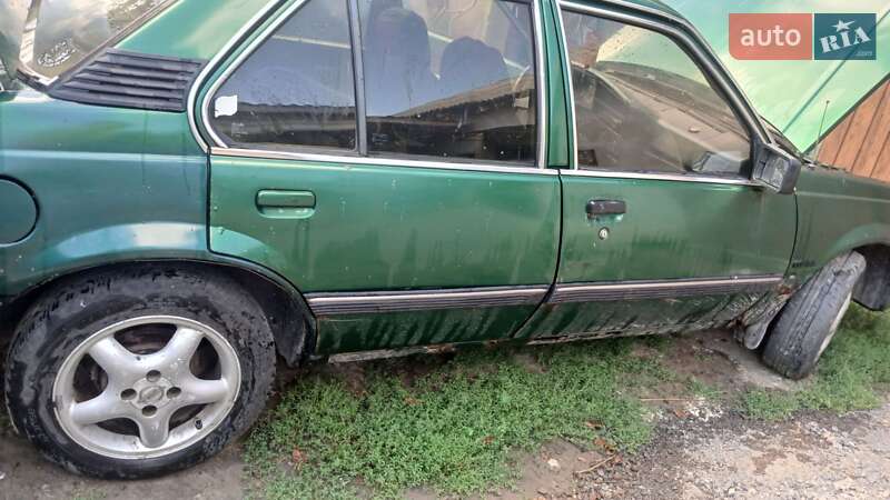 Седан Opel Ascona 1983 в Ужгороде