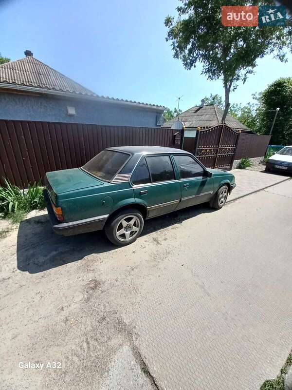Седан Opel Ascona 1985 в Драбове