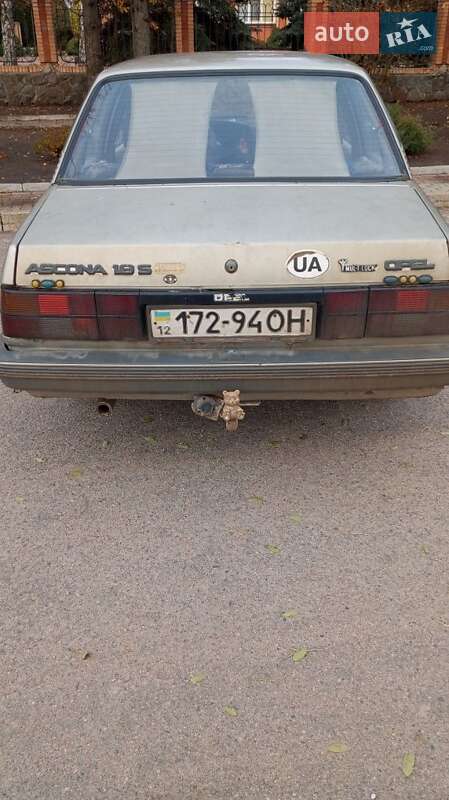 Седан Opel Ascona 1988 в Олександрії