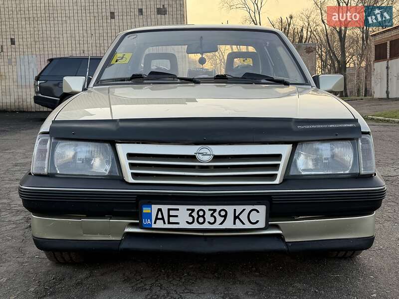 Седан Opel Ascona 1988 в Кам'янському