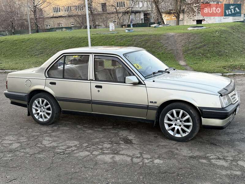 Седан Opel Ascona 1988 в Кам'янському