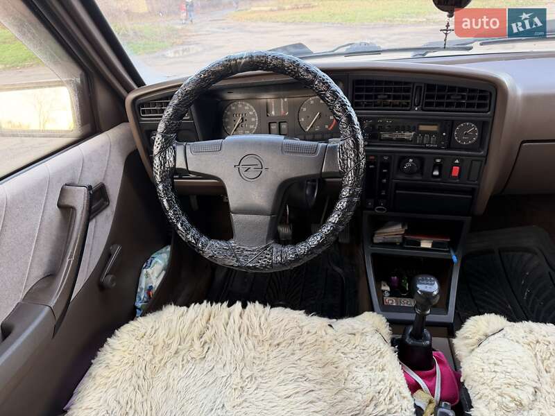 Седан Opel Ascona 1988 в Кам'янському