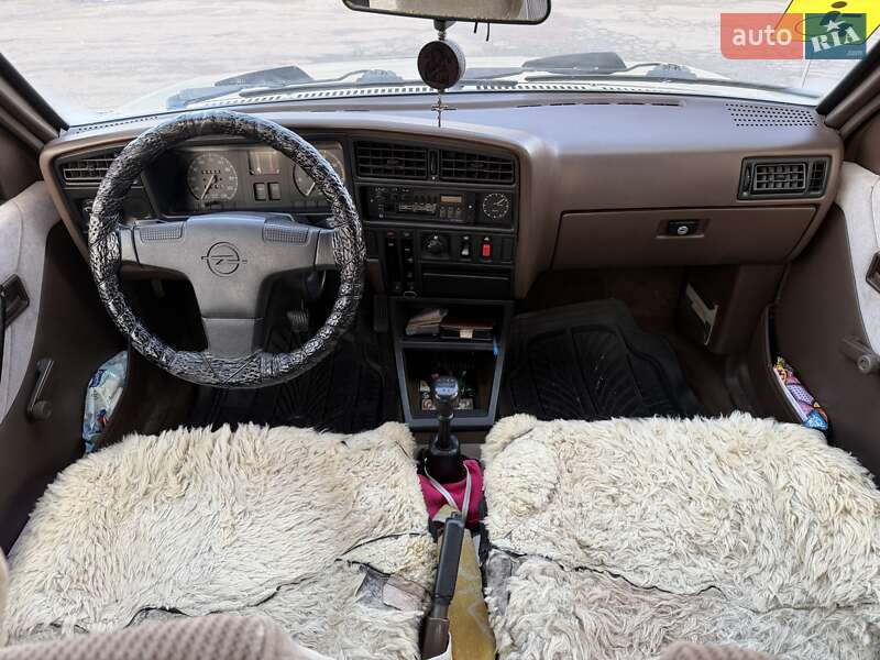 Седан Opel Ascona 1988 в Кам'янському