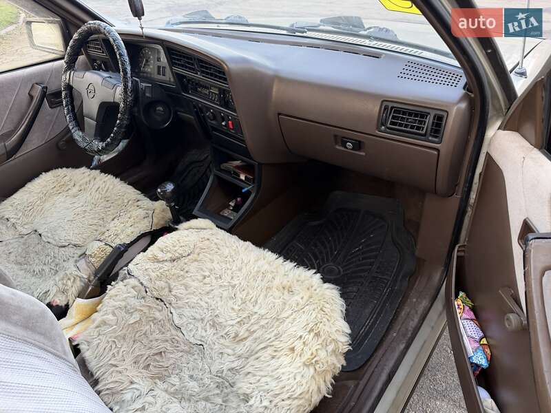 Седан Opel Ascona 1988 в Кам'янському