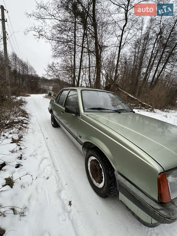 Седан Opel Ascona 1985 в Украинке