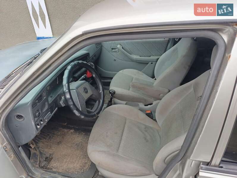 Седан Opel Ascona 1988 в Кельменцах