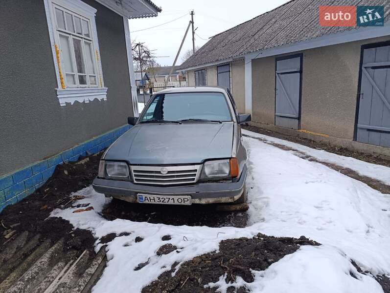 Седан Opel Ascona 1988 в Кельменцах