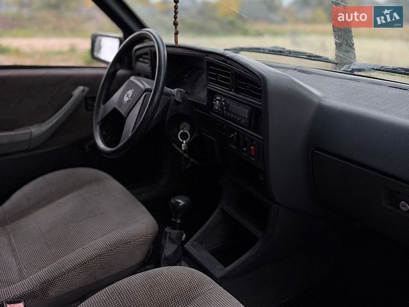 Седан Opel Ascona 1988 в Владимире