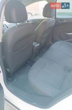 Хэтчбек Opel Astra GTC 2011 в 