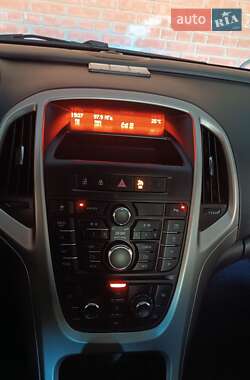 Хэтчбек Opel Astra GTC 2011 в 