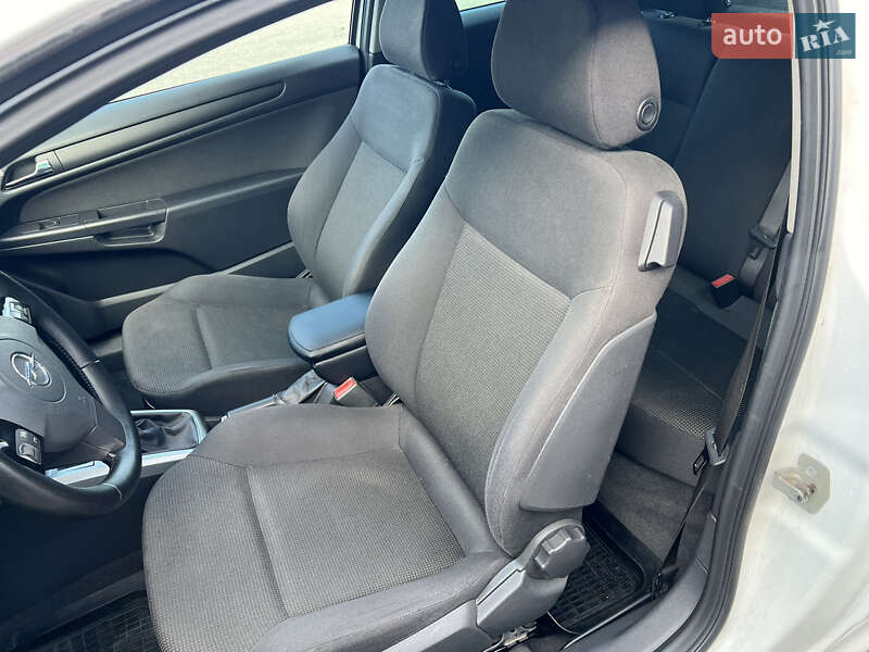 Хэтчбек Opel Astra GTC 2009 в Черкассах